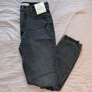 NWT A&F SKINNY JEAN SIZE 4